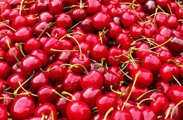 Cirese cu coaja toxica, vandute in hipermarket