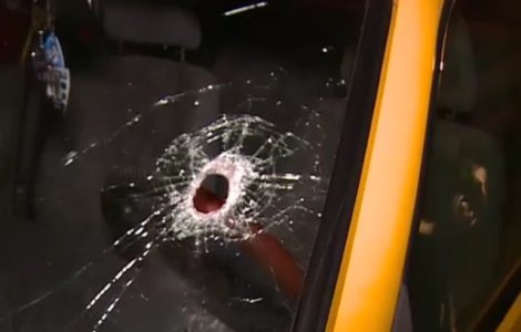 O masina a fost avariata in Craiova dupa ce un obiect cilindric a strapuns parbrizul