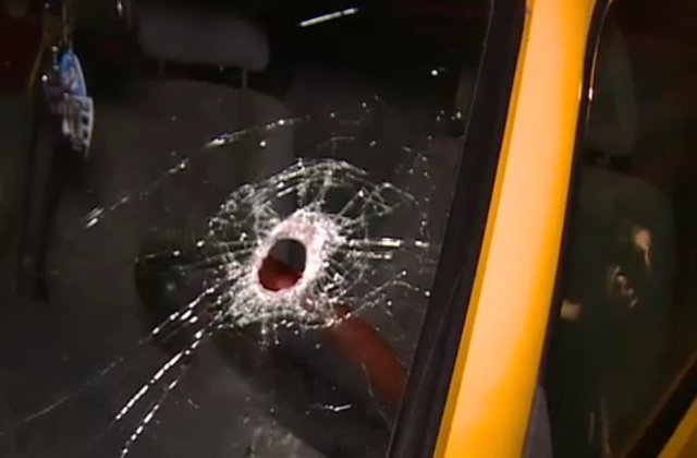 O masina a fost avariata in Craiova dupa ce un obiect cilindric a strapuns parbrizul