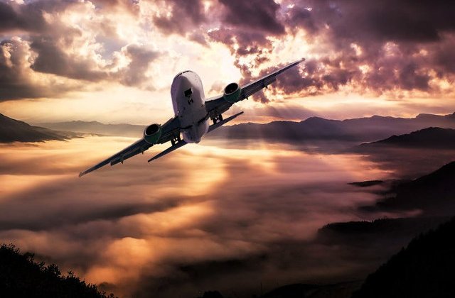 Aterizare de urgenta a unui avion plin cu romani