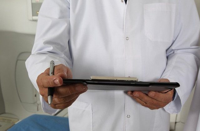 Mai multi medici, suspectati ca au stabilit diagnostice fictive. Perchezitii in toata tara