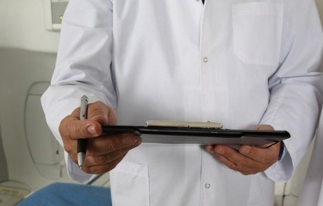 Mai multi medici, suspectati ca au stabilit diagnostice fictive. Perchezitii in toata tara