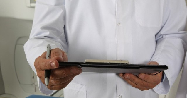 Mai multi medici, suspectati ca au stabilit diagnostice fictive. Perchezitii in toata tara