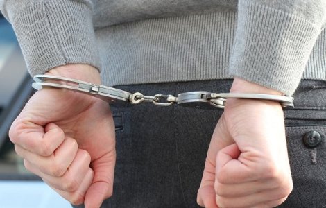 Barbat care ar fi agresat sexual o fetita de 9 ani in scara unui bloc din Sectorul 6, retinut