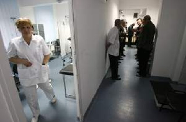 Peste 1.200 de cadre medicale, afectate de ordonanta ce interzice pensie plus salariu de la stat