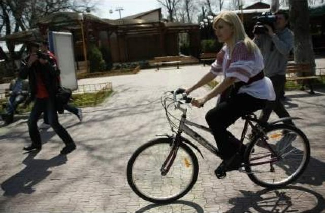 Elena Udrea, mandra de aglomeratia de pe litoral