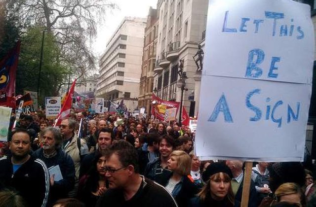 "Razboi" la Londra: Protestatarii au strategii de autoaparare