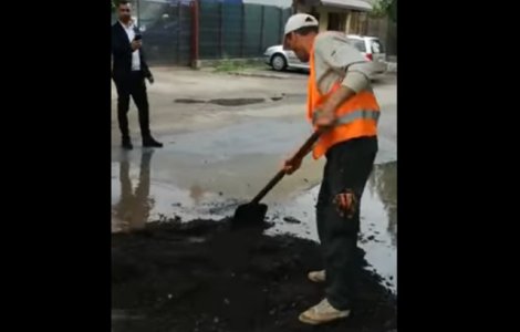 Muncitori din Braila, filmati in timp ce toarna asfalt in gropile pline cu apa / VIDEO