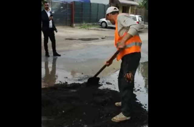 Muncitori din Braila, filmati in timp ce toarna asfalt in gropile pline cu apa / VIDEO