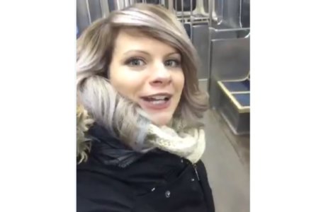Motivul pentru care un clip cu o tanara care canta in metrou a devenit viral / VIDEO
