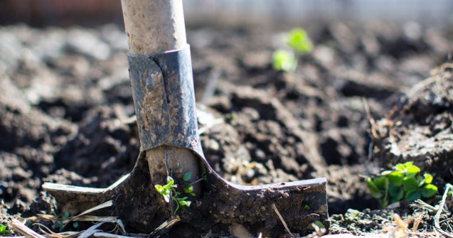 O racheta antigrindina a cazut in curtea unei familii din Frumusica/ VIDEO