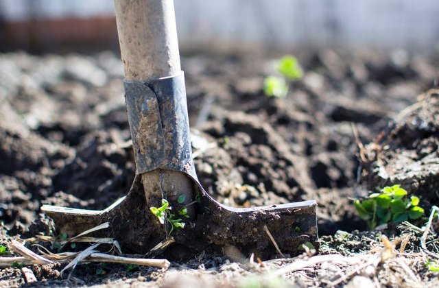 O racheta antigrindina a cazut in curtea unei familii din Frumusica/ VIDEO