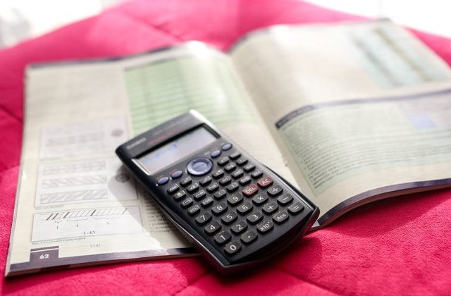 Un barbat de 73 de ani, retinut dupa ce a agresat sexual o minora in timpul meditatiilor la matematica