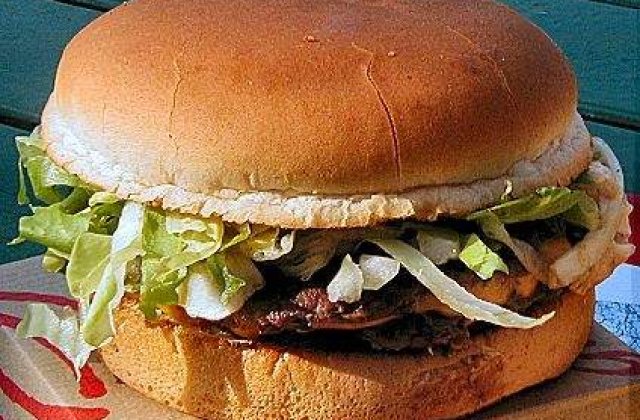 A gasit un dinte intr-un hamburger