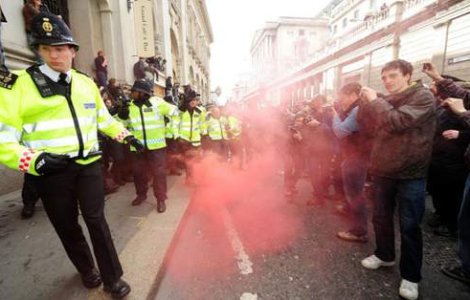 Copiii de bani gata au iesit pe strazile din Londra