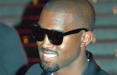  Video  Kanye West a cazut pe scena