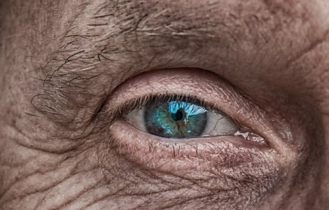 Medicii sustin ca barbatul atacat cu acid de doi tineri ar putea avea nevoie de transplant de cornee