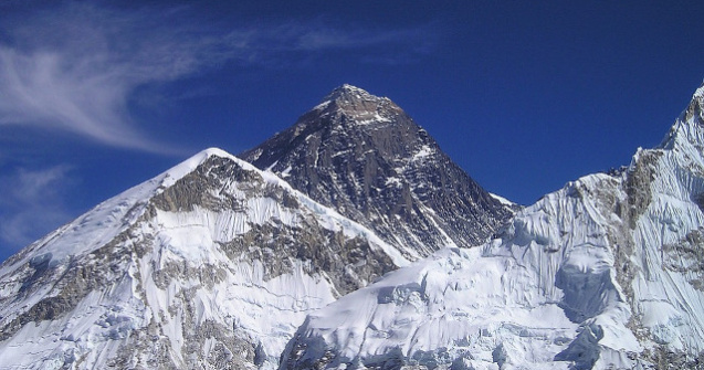Un chinez cu picioarele amputate a reusit sa-si indeplineasca visul de a cuceri varful Everest