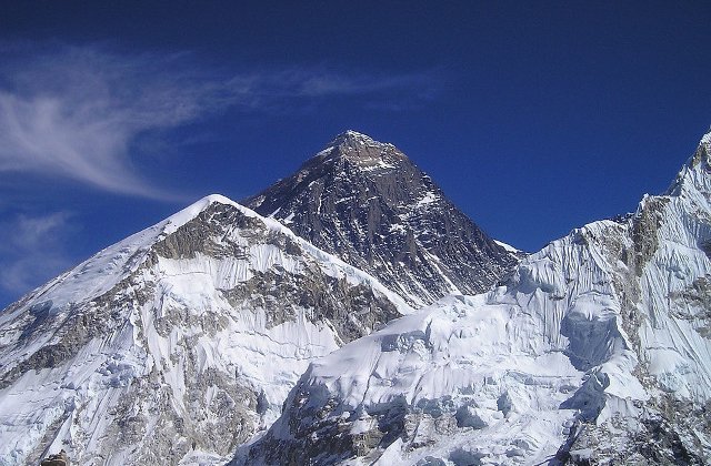Un chinez cu picioarele amputate a reusit sa-si indeplineasca visul de a cuceri varful Everest