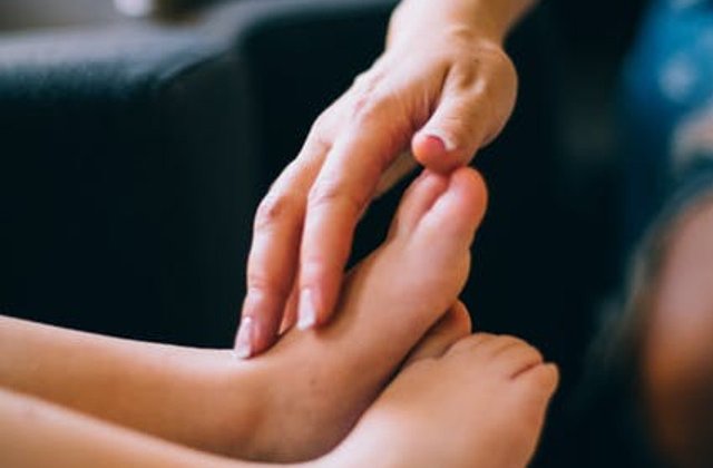 Doi soti au incercat sa isi scoata ilegal copilul din tara, ascuns sub o patura