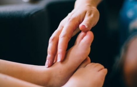 Doi soti au incercat sa isi scoata ilegal copilul din tara, ascuns sub o patura