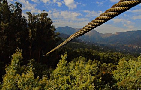 Accident intr-un parc din Craiova. Un copil a cazut de la opt metri cand se dadea cu tiroliana