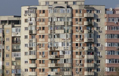 Un copil de doi ani a ajuns la spital, dupa ce a cazut de la etajul 4 al unui bloc