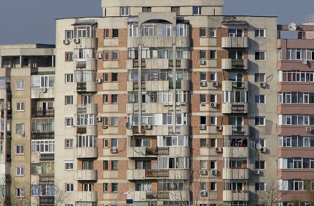 Un copil de doi ani a ajuns la spital, dupa ce a cazut de la etajul 4 al unui bloc