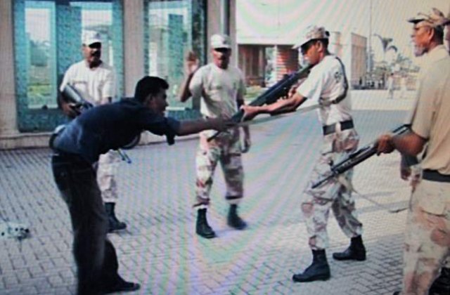 [VIDEO SOCANT] Un tanar a fost ucis fara mila in Pakistan