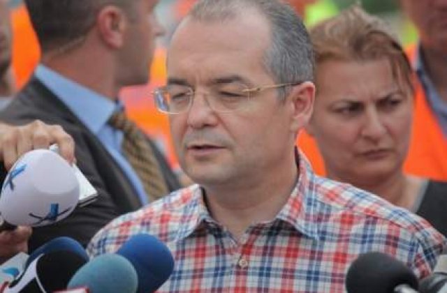 Pamflet Facebook: Cum ii raporteaza Boc lui Basescu ce se intampla in China