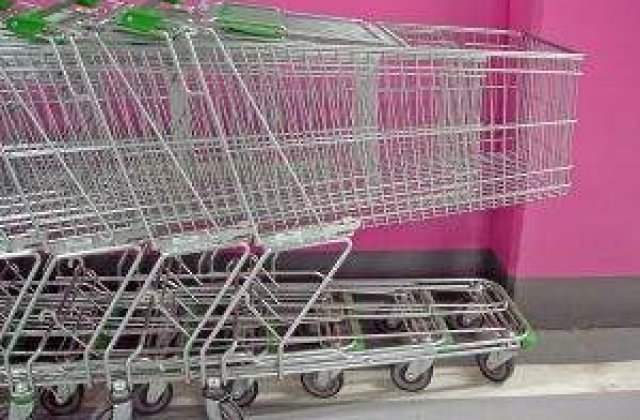 Romanii prind curaj printre rafturile magazinelor