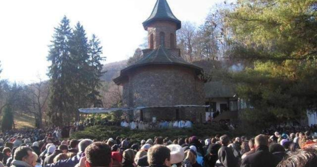 Obiecte de cult cu imaginea parintelui Arsenie Boca, ridicate de politisti din zona Manastirii Prislop