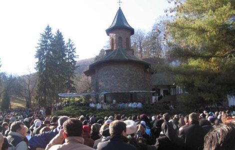Obiecte de cult cu imaginea parintelui Arsenie Boca, ridicate de politisti din zona Manastirii Prislop