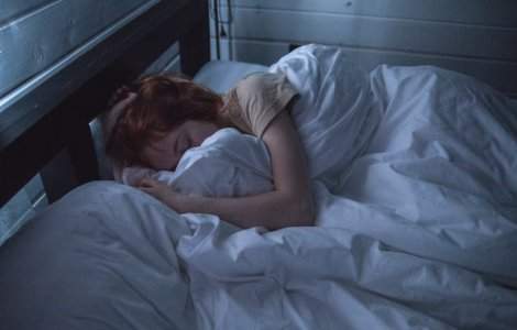  Top  7 motive pentru care te trezesti in toiul noptii si nu mai poti adormi la loc