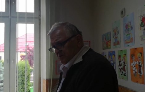 Un invatator pensionar a batut o eleva in fata clasei pana cand copila a facut pe ea