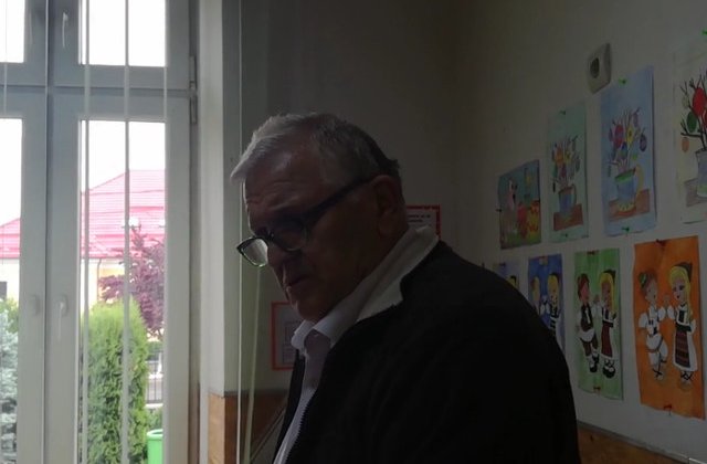 Un invatator pensionar a batut o eleva in fata clasei pana cand copila a facut pe ea