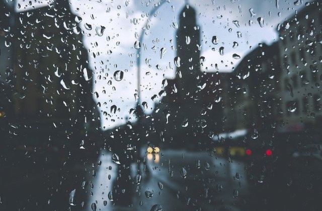 Cod GALBEN de descarcari electrice, averse si intensificari de scurta durata ale vantului. Ce zone sunt vizate