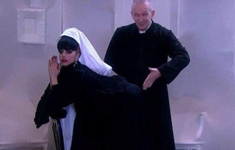  Video  Blasfemie! Lady Gaga s-a imbracat in calugarita