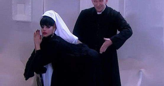  Video  Blasfemie! Lady Gaga s-a imbracat in calugarita