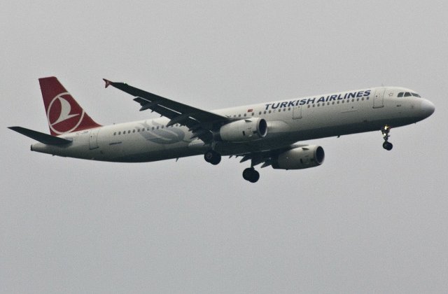 Aterizare de urgenta la Bucuresti din cauza unui pasager cu probleme cardiace. Barbatul a murit