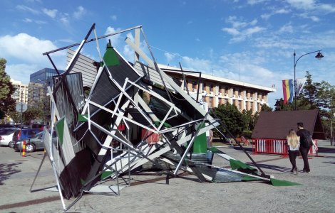 Opera artistica ciudata, achizitionata de Primaria Iasi cu 71.000 de lei: "Arata ca un acoperis cazut"