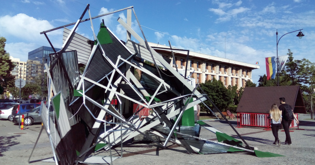 Opera artistica ciudata, achizitionata de Primaria Iasi cu 71.000 de lei: "Arata ca un acoperis cazut"