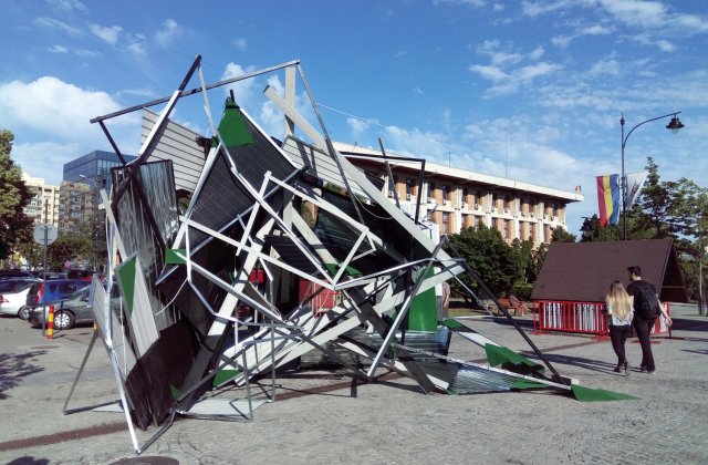 Opera artistica ciudata, achizitionata de Primaria Iasi cu 71.000 de lei: "Arata ca un acoperis cazut"