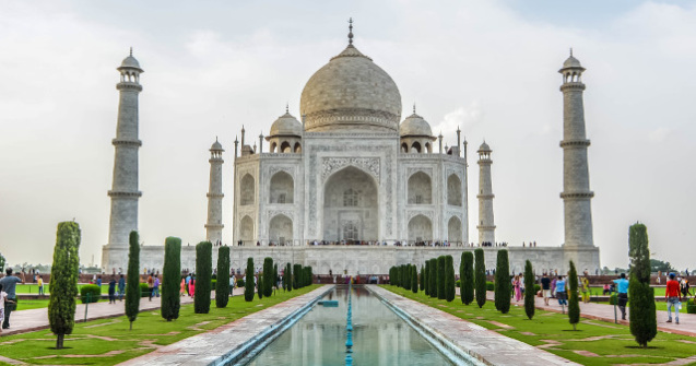 De ce capata Taj Mahal capata nuante de galben si verde