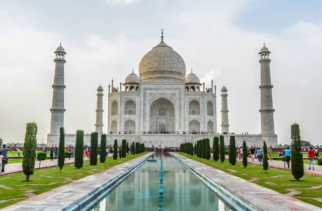 Taj Mahal capata nuante de galben si verde din cauza poluarii