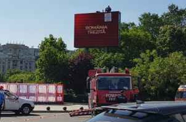 Un barbat protesteaza pe un panou publicitar in zona Piata Unirii din Bucuresti