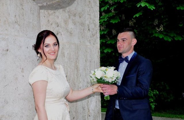 Un barbat din Timisoara si-a omorat sotia, apoi a vrut sa se sinucida intrand cu masina in stalp
