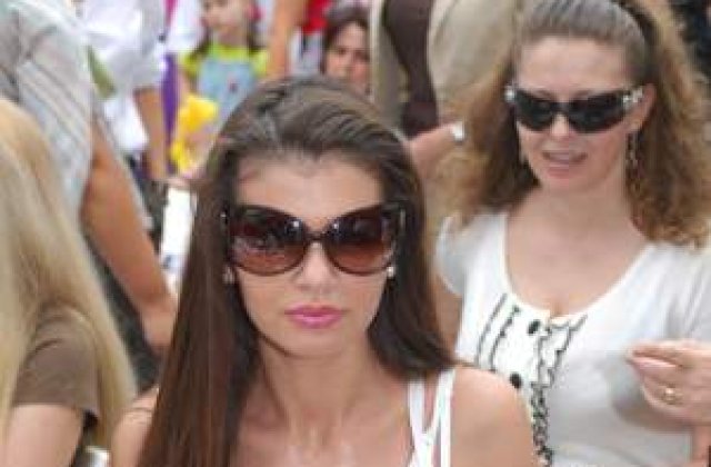 Monica Columbeanu, cu ochii in lacrimi de ziua ei