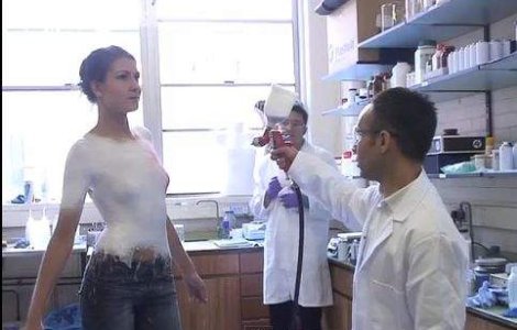  Video  Viitorul hainelor: Spray-ul care te imbraca