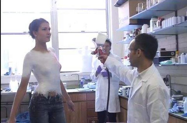 [VIDEO] Viitorul hainelor: Spray-ul care te imbraca